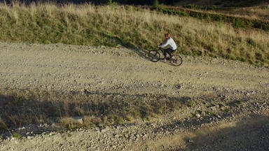 山<strong>自行车</strong>骑无人机视图岩石长满草的路径温暖的阳光明媚的夏天一天假期